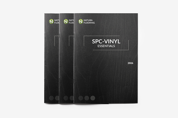 Mehrere Natura Vinyl SPC Essentials Kataloge liegen aufeinander