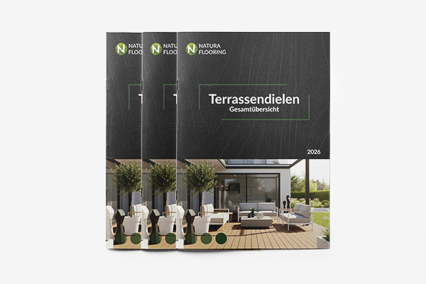 Mehrere Natura Terrassendielen Previews liegen aufeinander