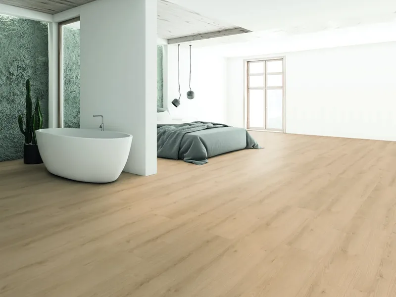 Wohnraum mit hellem Laminatboden in Eichenoptik