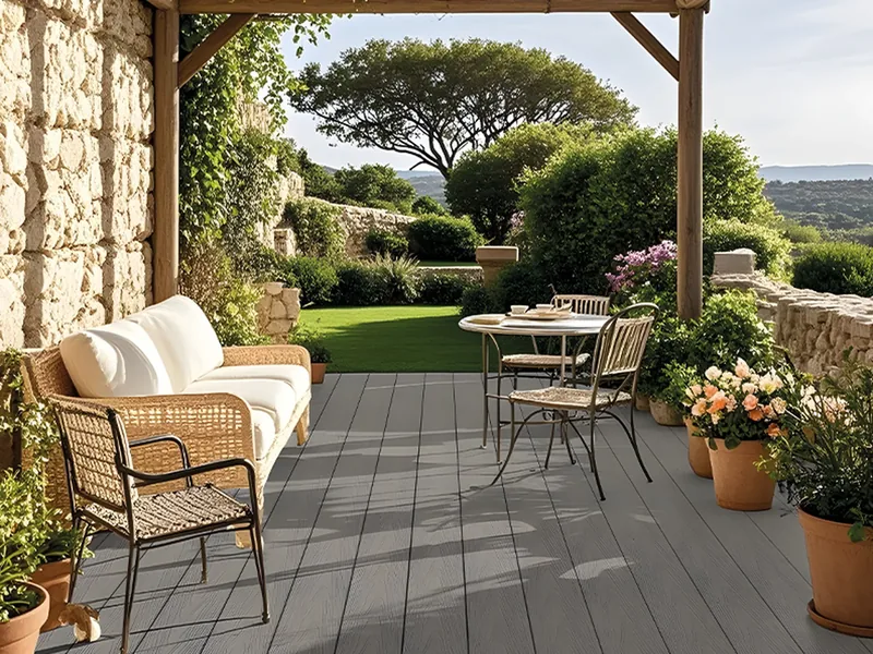 Überdachte Gartenterrasse mit grauen BPC-Dielen